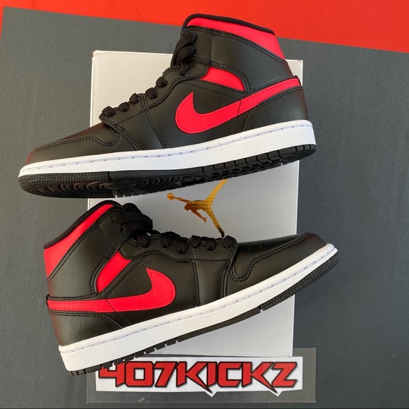 Women’s Air Jordan 1 ‘Siren Red’ - Picture 3 of 8